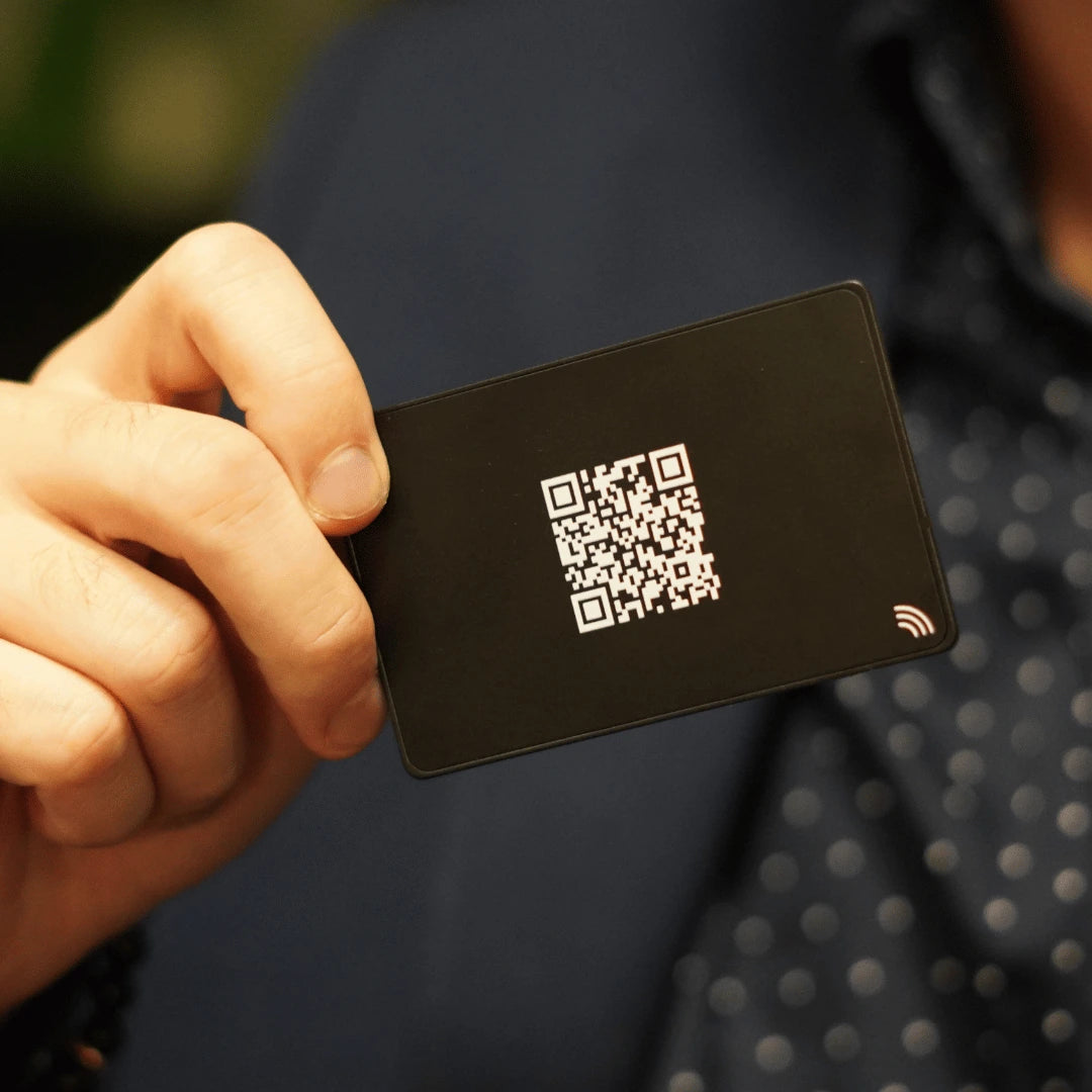 Black metal digital business card with NFC and QR code in the back #color_black