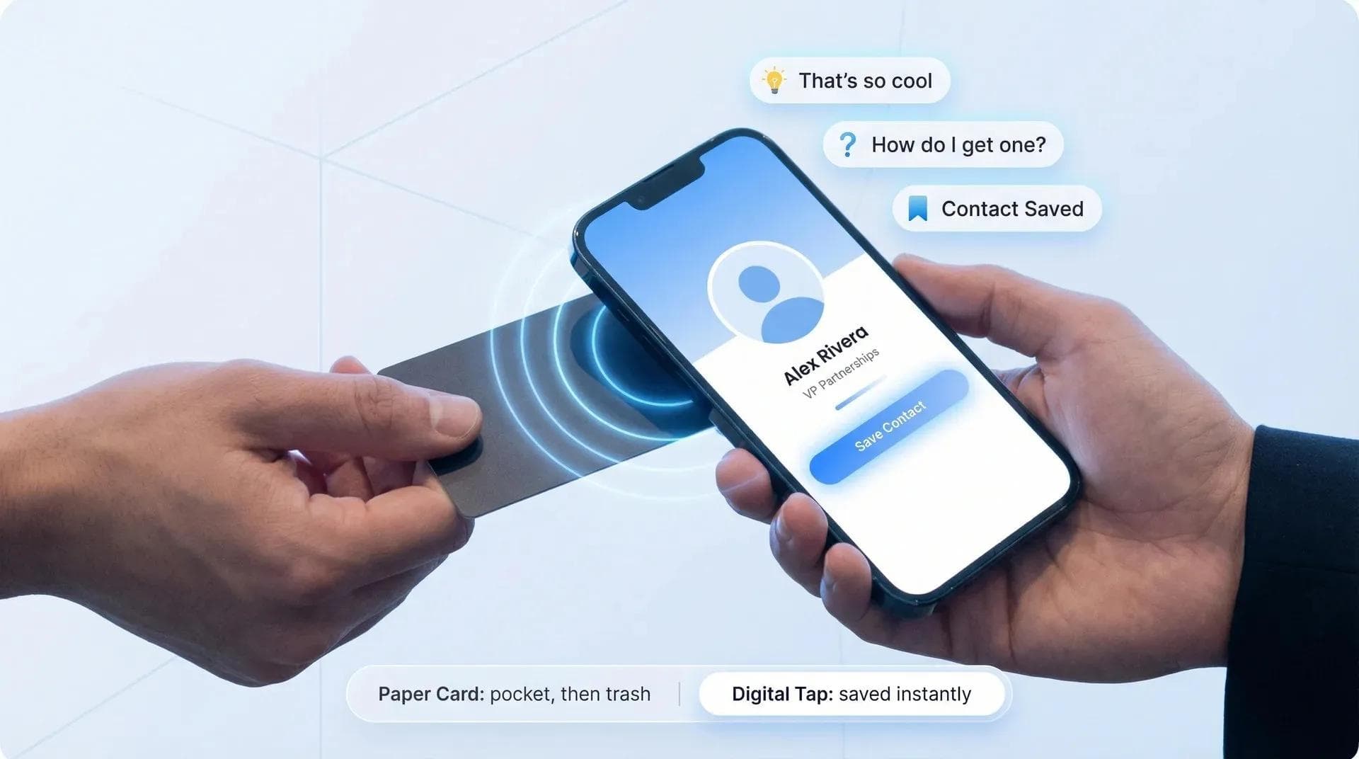 Persona compartiendo una tarjeta de visita digital al acercar teléfonos en una conferencia, mientras el otro teléfono muestra el perfil de contacto