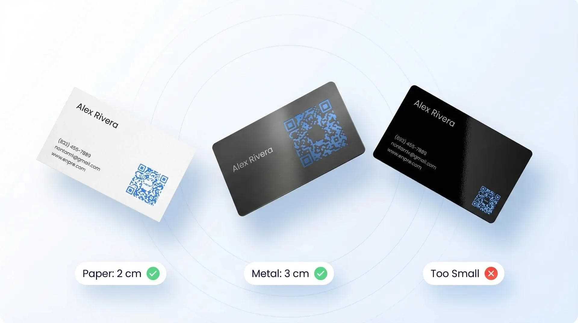 Drei Visitenkarten mit QR-Code-Platzierung: Papierkarte mit 2 cm, Metallkarte mit 3 cm und ein zu kleines Negativbeispiel