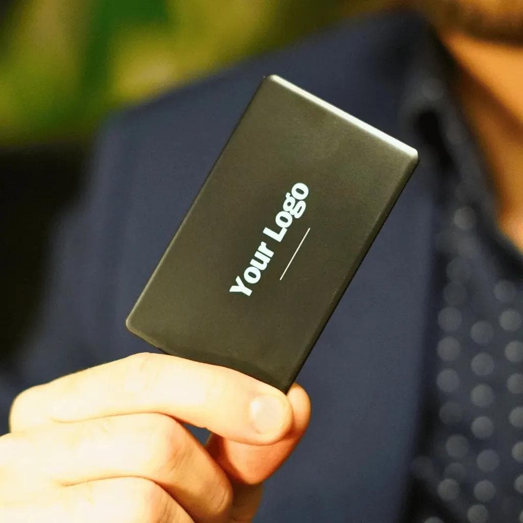 Schwarze digitale Visitenkarte aus Metall mit NFC und QR-Code auf der Vorderseite #color_black
