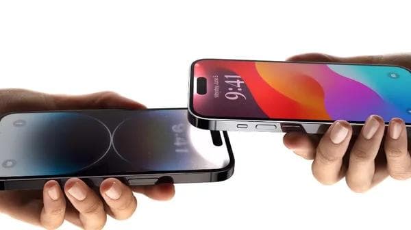 Dois iPhones aproximados um do outro utilizando a funcionalidade NameDrop.